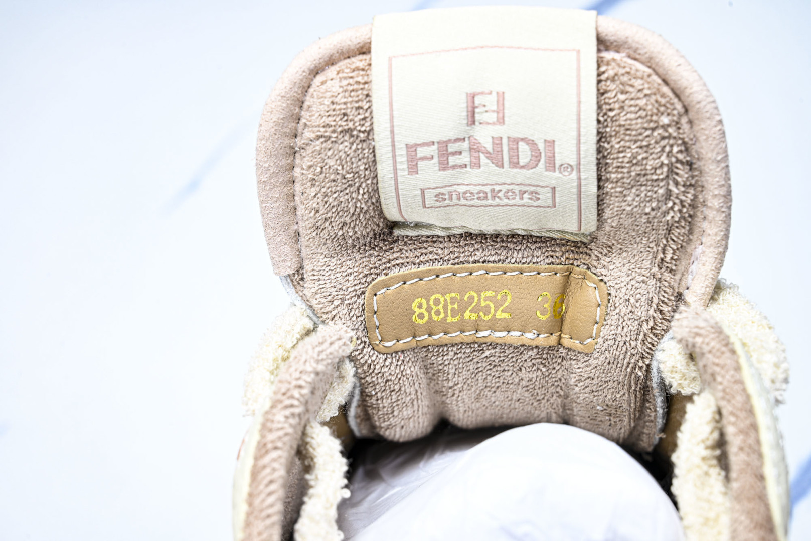 芬迪 EUR:36-46 偏大一码P:500纯原-FENDI 芬迪男女鞋 Flair 图案穿孔经典系带运