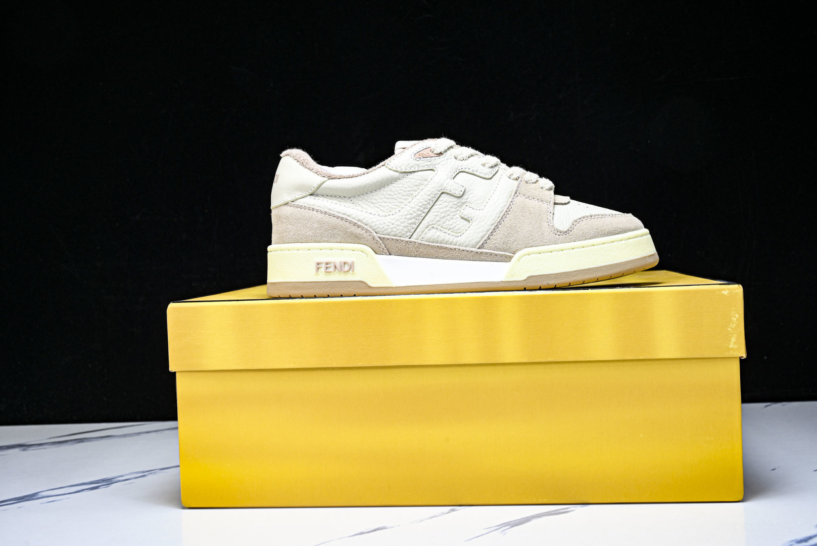 芬迪 EUR:36-46 偏大一码P:500纯原-FENDI 芬迪男女鞋 Flair 图案穿孔经典系带运