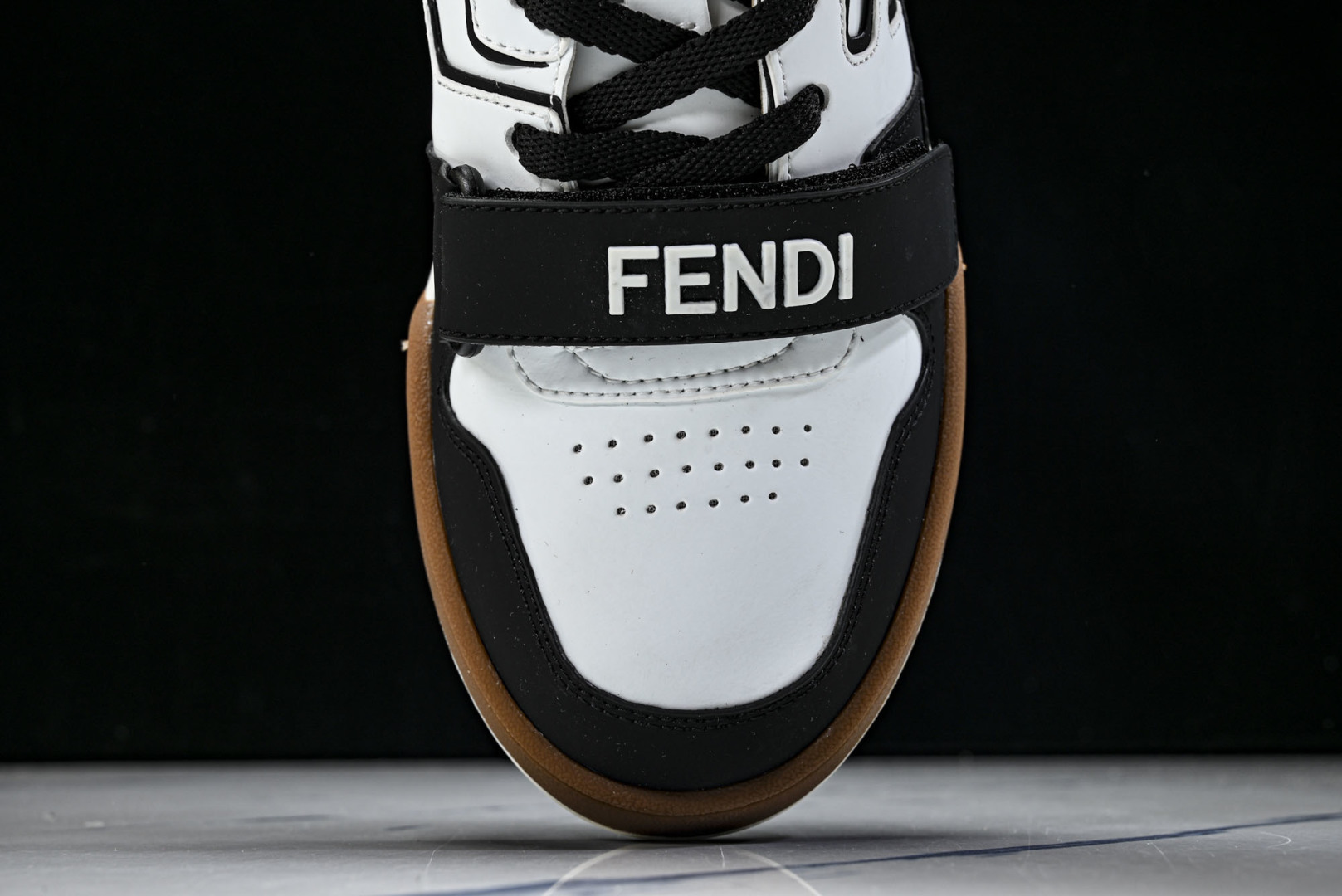 芬迪 EUR:36-46 偏大一码P:500纯原-FENDI 芬迪男女鞋 Flair 图案穿孔经典系带运