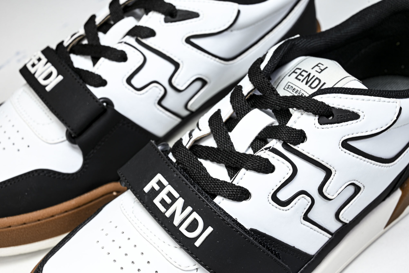 芬迪 EUR:36-46 偏大一码P:500纯原-FENDI 芬迪男女鞋 Flair 图案穿孔经典系带运