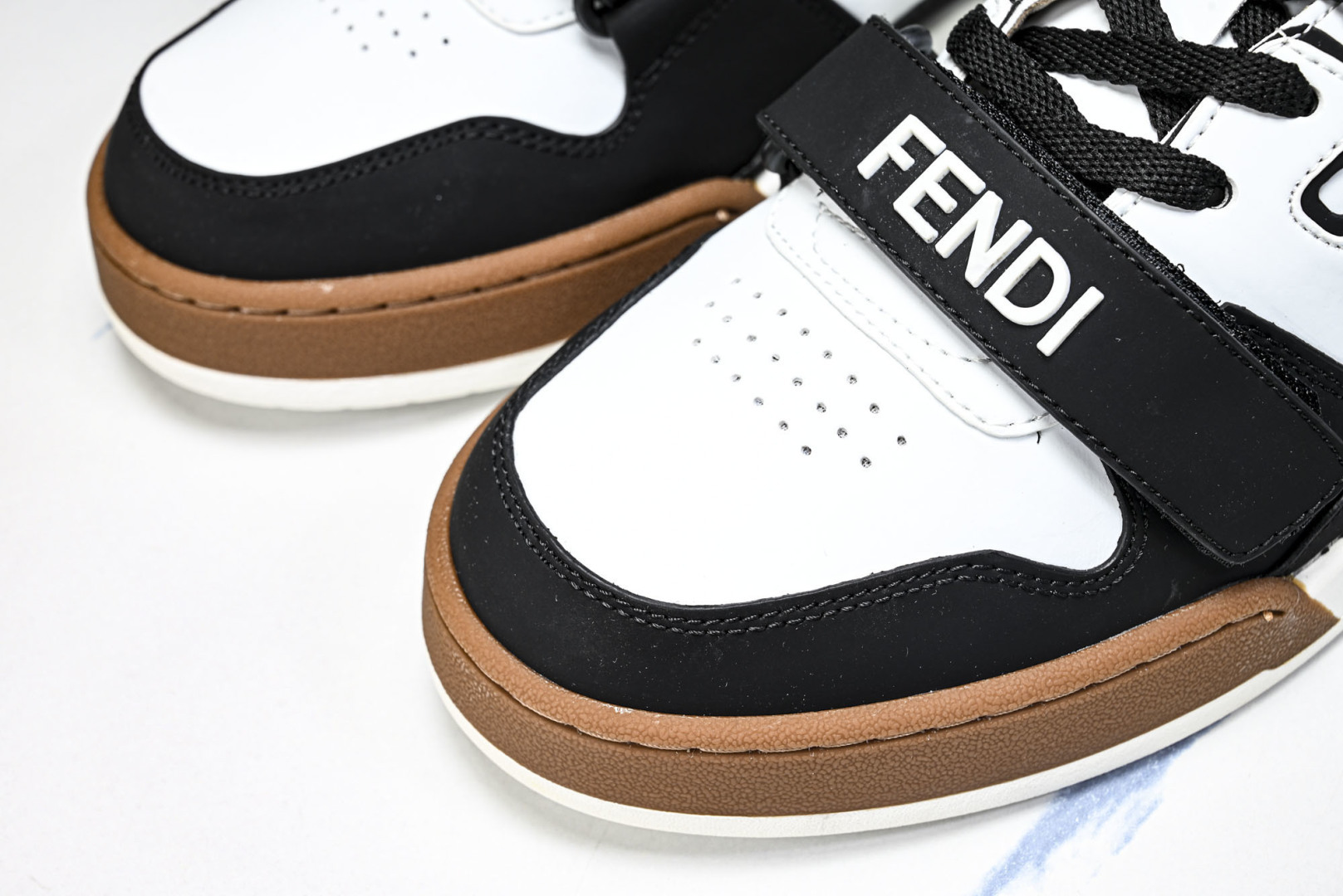 芬迪 EUR:36-46 偏大一码P:500纯原-FENDI 芬迪男女鞋 Flair 图案穿孔经典系带运