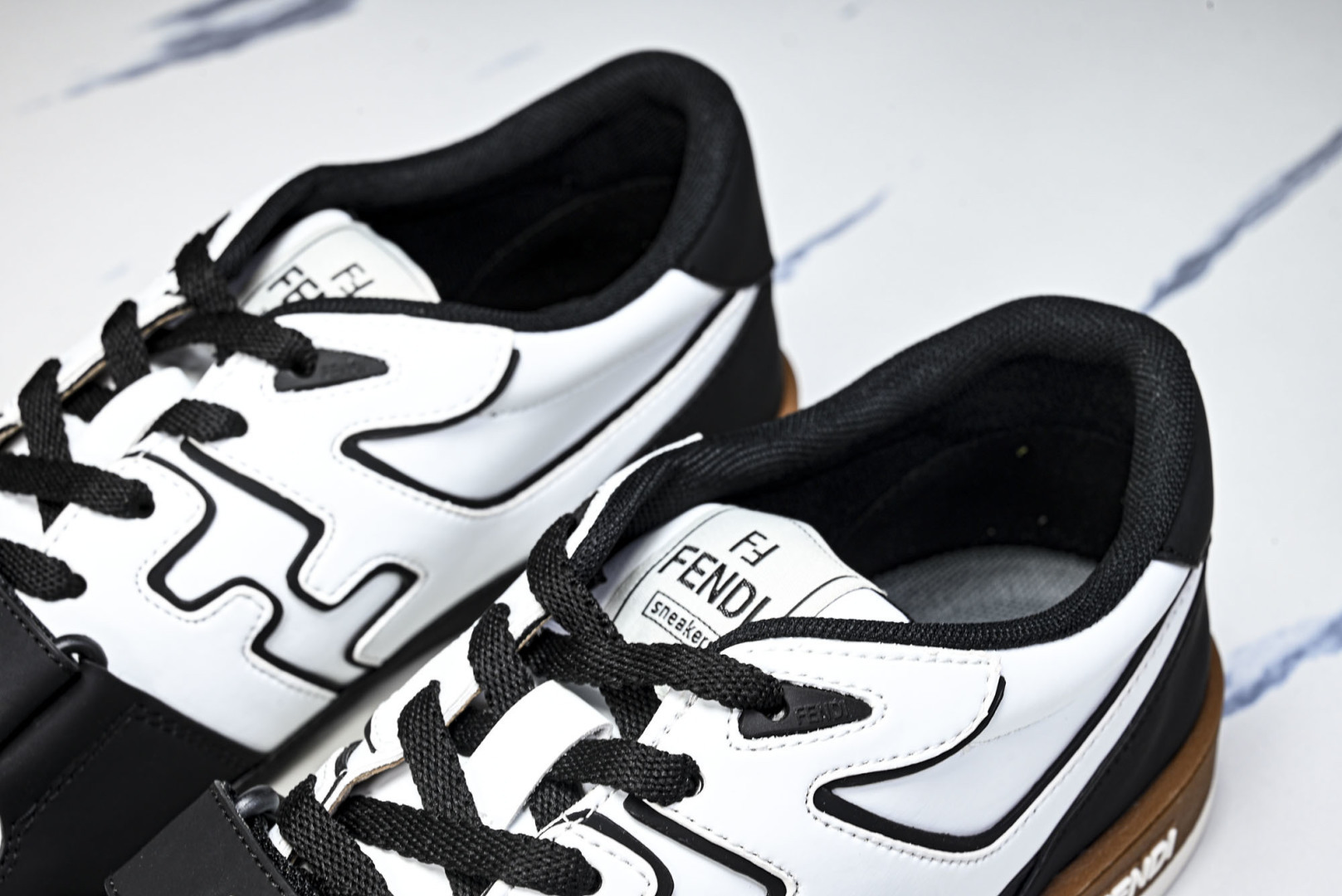 芬迪 EUR:36-46 偏大一码P:500纯原-FENDI 芬迪男女鞋 Flair 图案穿孔经典系带运