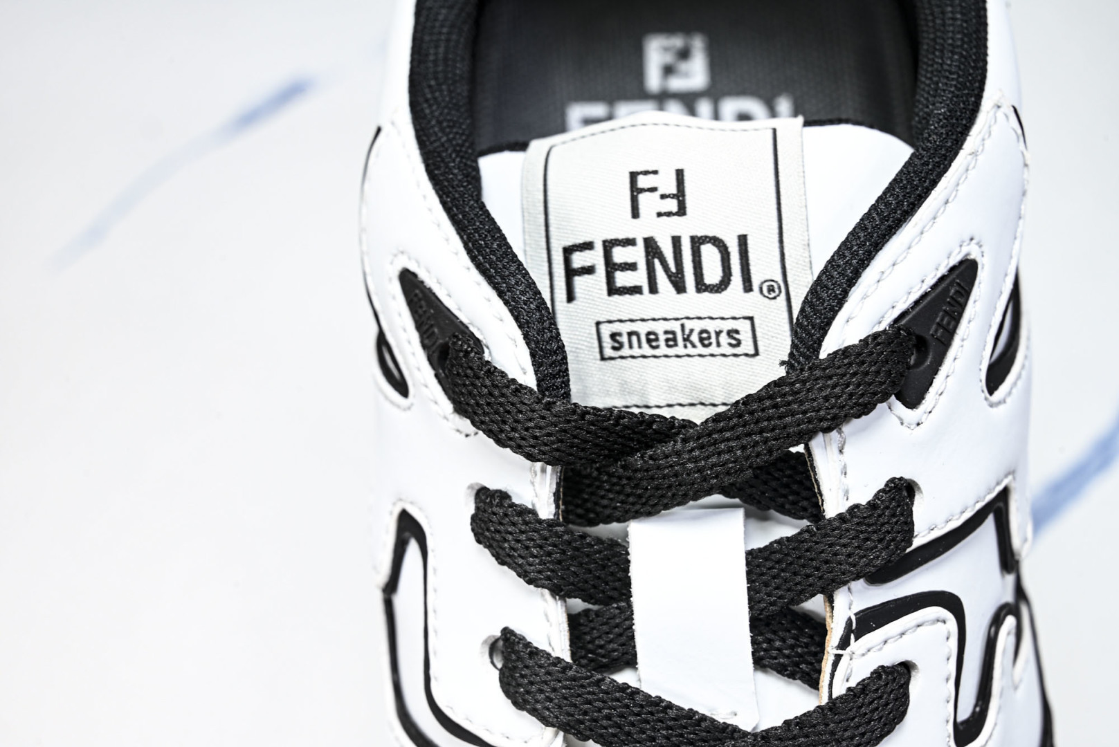芬迪 EUR:36-46 偏大一码P:500纯原-FENDI 芬迪男女鞋 Flair 图案穿孔经典系带运