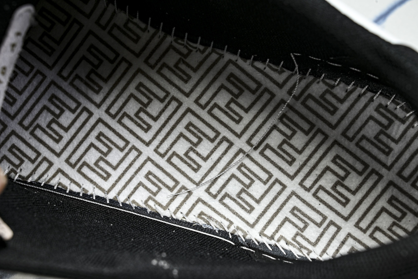 芬迪 EUR:36-46 偏大一码P:500纯原-FENDI 芬迪男女鞋 Flair 图案穿孔经典系带运