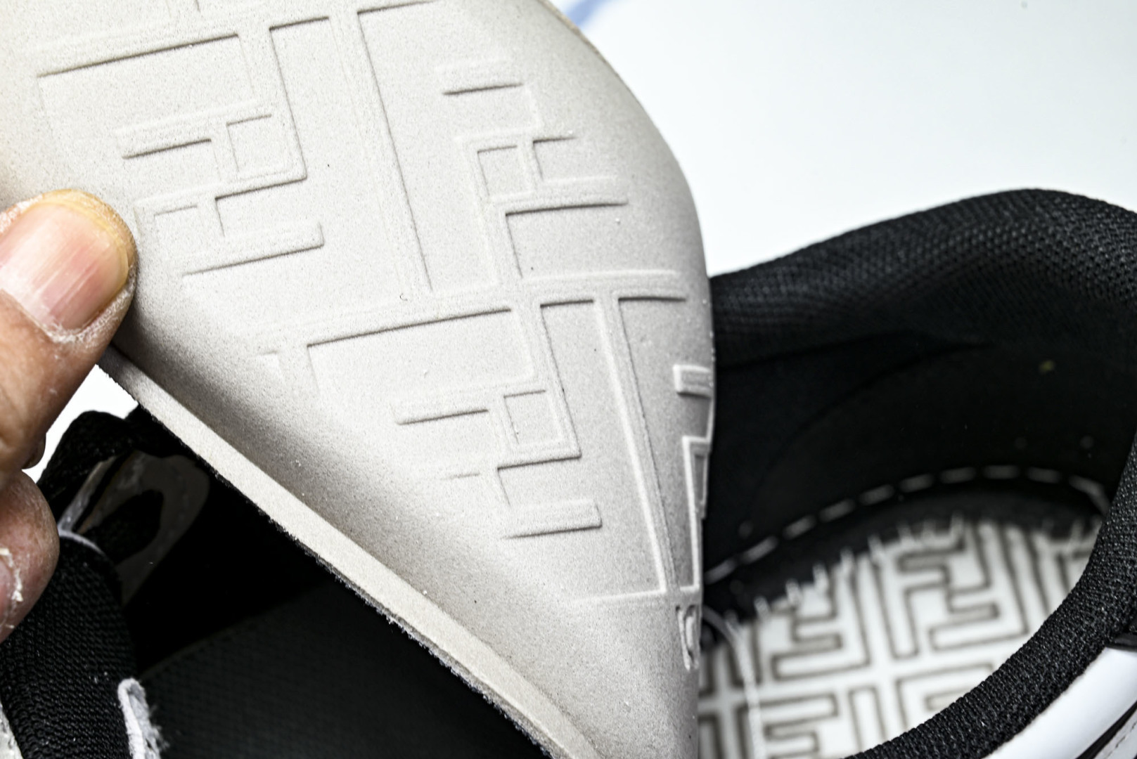 芬迪 EUR:36-46 偏大一码P:500纯原-FENDI 芬迪男女鞋 Flair 图案穿孔经典系带运