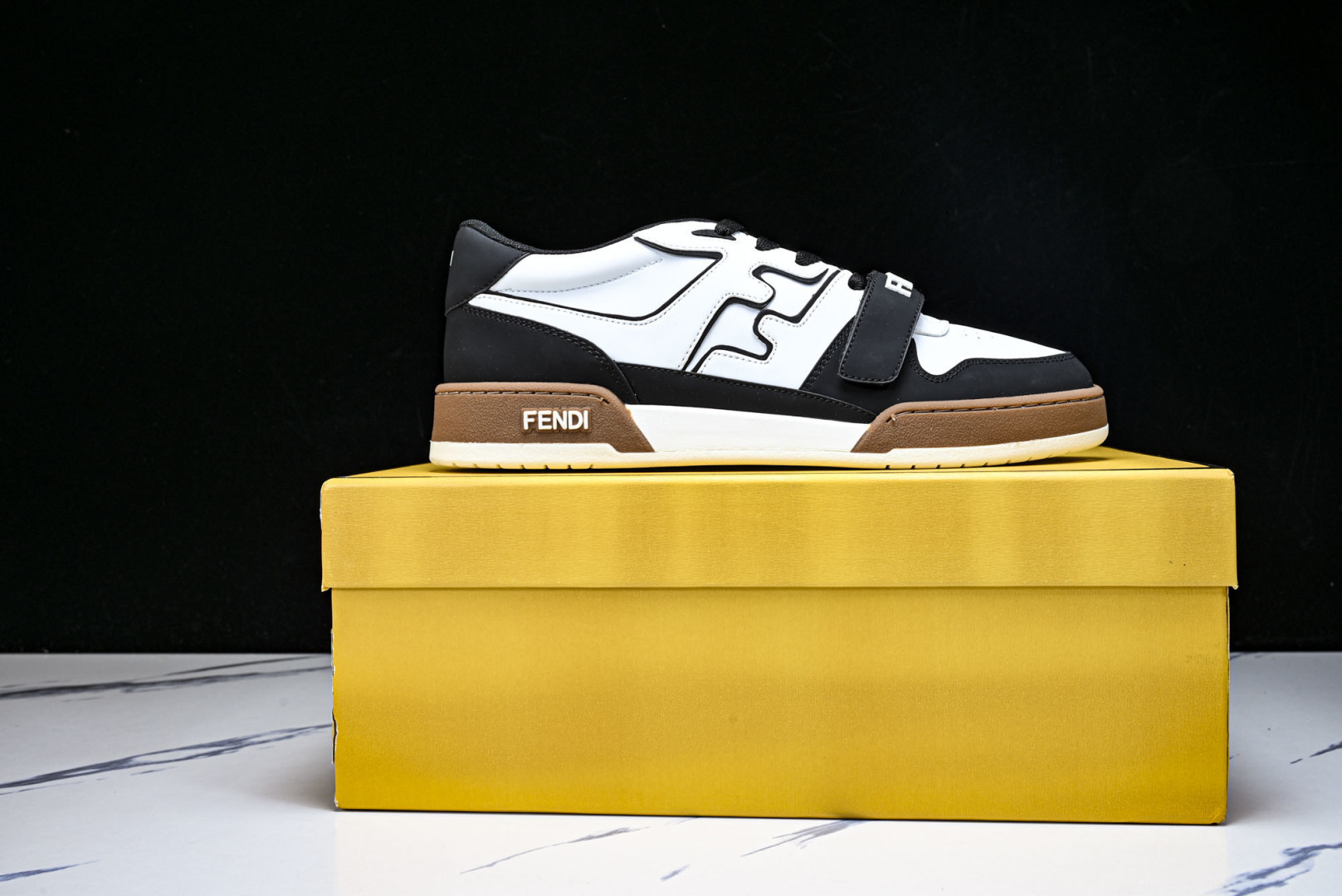 芬迪 EUR:36-46 偏大一码P:500纯原-FENDI 芬迪男女鞋 Flair 图案穿孔经典系带运