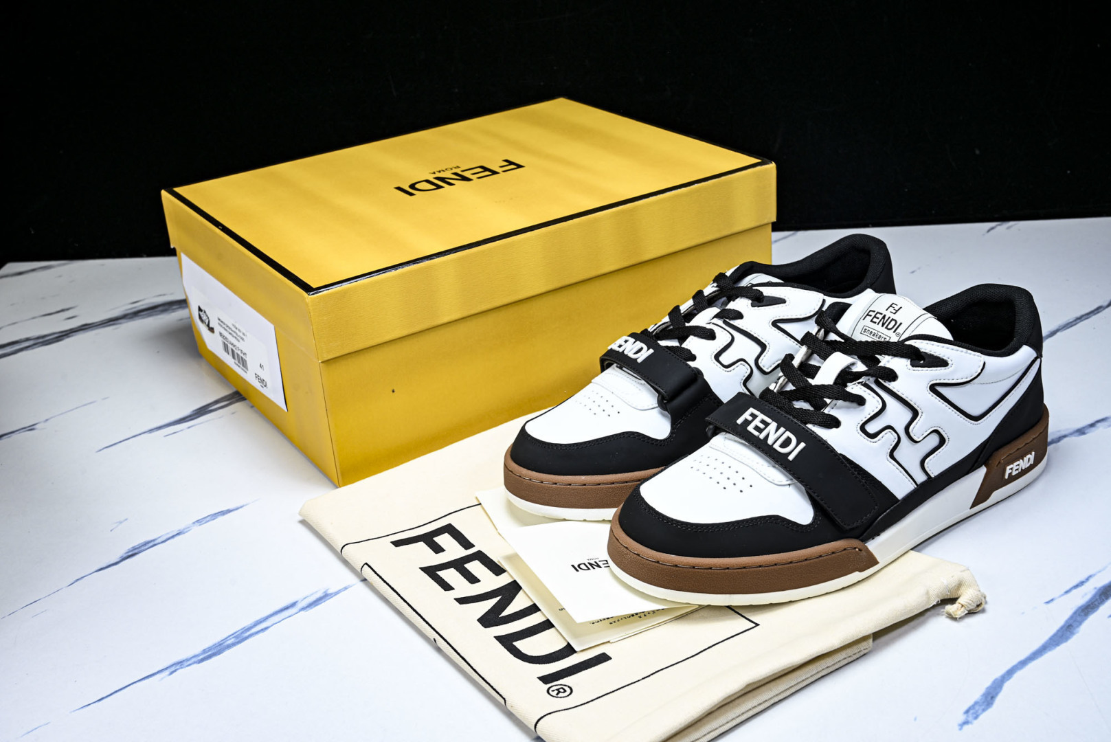 芬迪 EUR:36-46 偏大一码P:500纯原-FENDI 芬迪男女鞋 Flair 图案穿孔经典系带运