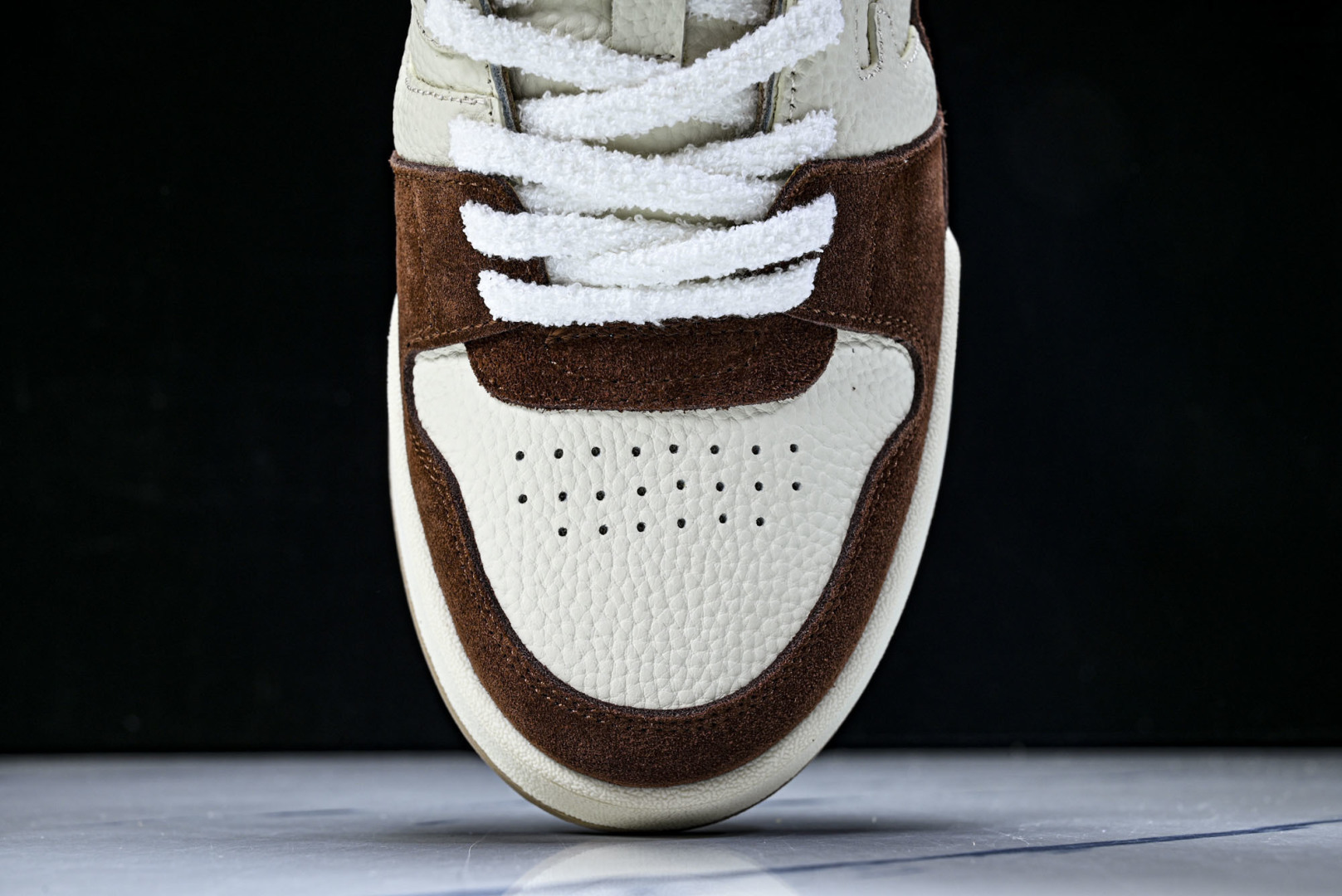 芬迪 EUR:36-46 偏大一码P:500纯原-FENDI 芬迪男女鞋 Flair 图案穿孔经典系带运