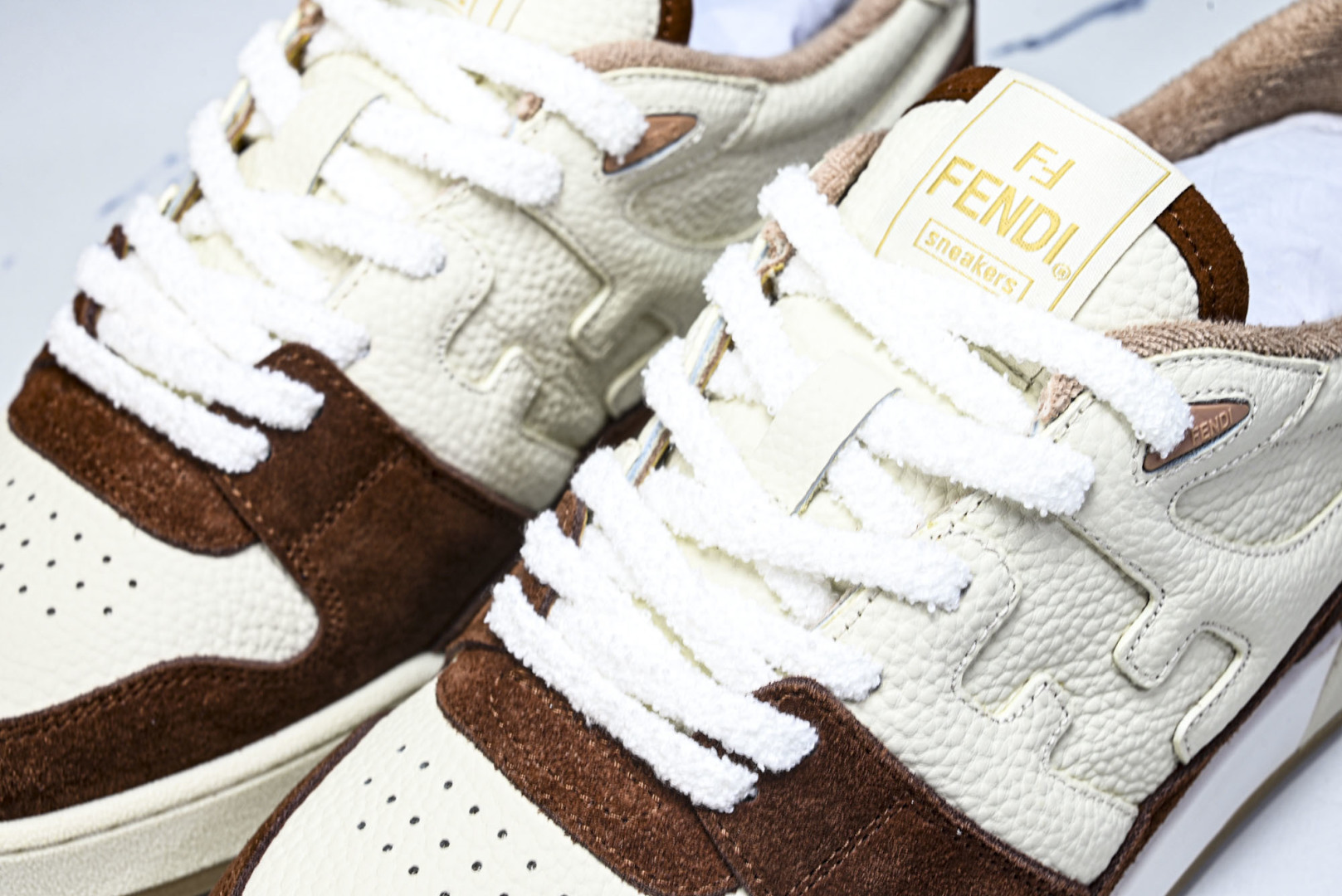 芬迪 EUR:36-46 偏大一码P:500纯原-FENDI 芬迪男女鞋 Flair 图案穿孔经典系带运