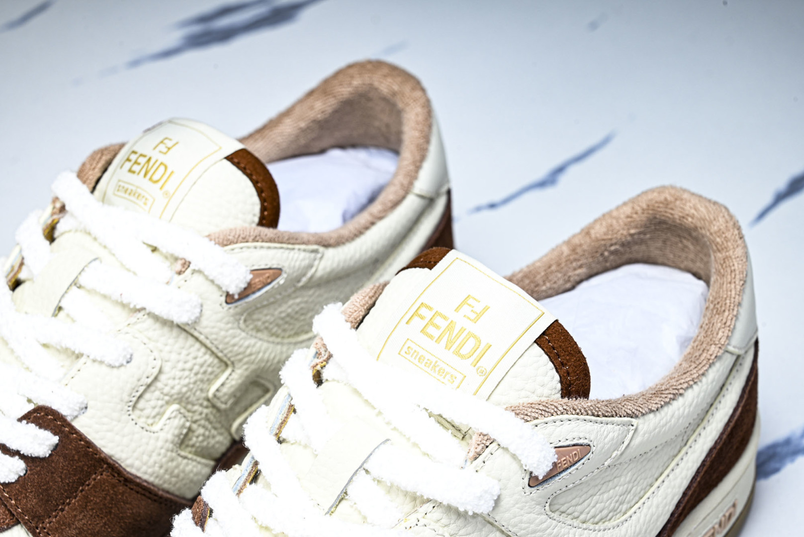 芬迪 EUR:36-46 偏大一码P:500纯原-FENDI 芬迪男女鞋 Flair 图案穿孔经典系带运