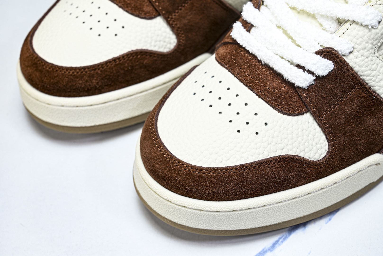 芬迪 EUR:36-46 偏大一码P:500纯原-FENDI 芬迪男女鞋 Flair 图案穿孔经典系带运