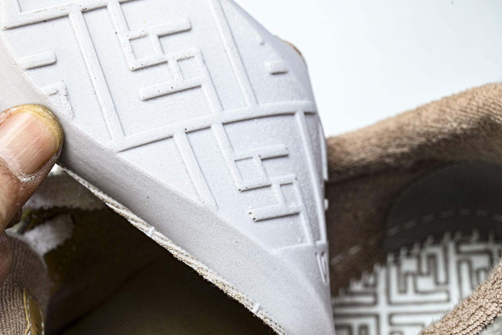 芬迪 EUR:36-46 偏大一码P:500纯原-FENDI 芬迪男女鞋 Flair 图案穿孔经典系带运