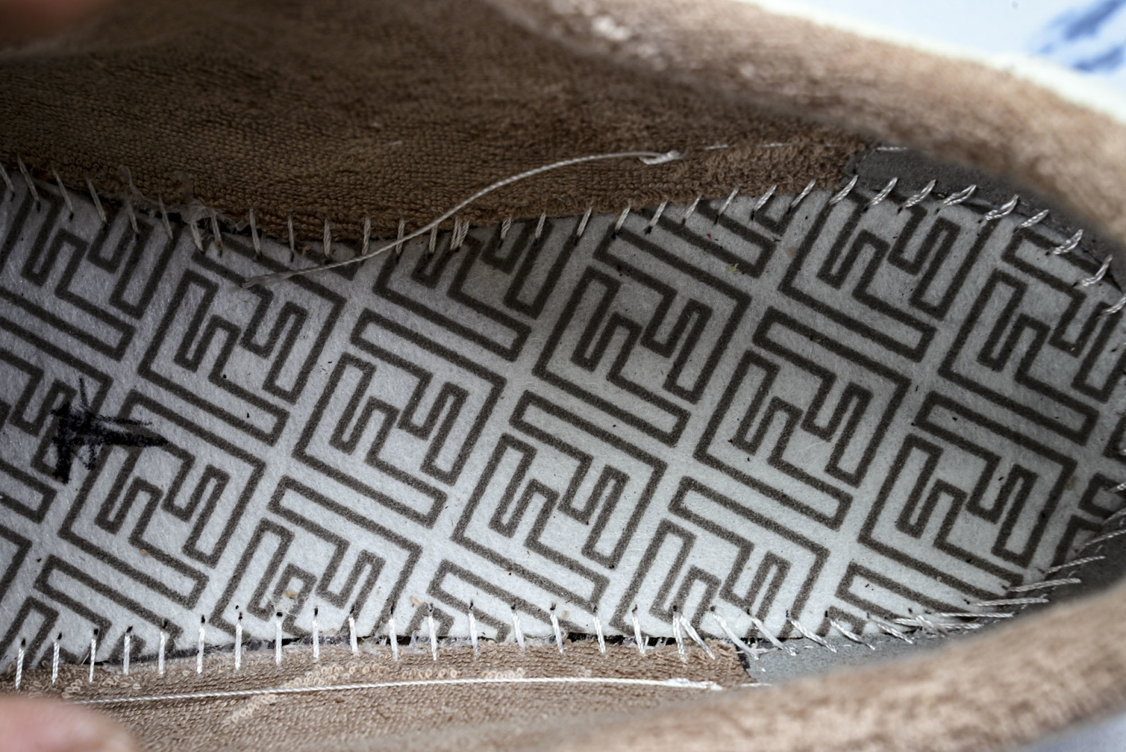 芬迪 EUR:36-46 偏大一码P:500纯原-FENDI 芬迪男女鞋 Flair 图案穿孔经典系带运