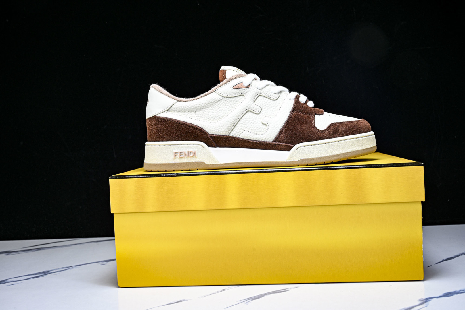 芬迪 EUR:36-46 偏大一码P:500纯原-FENDI 芬迪男女鞋 Flair 图案穿孔经典系带运