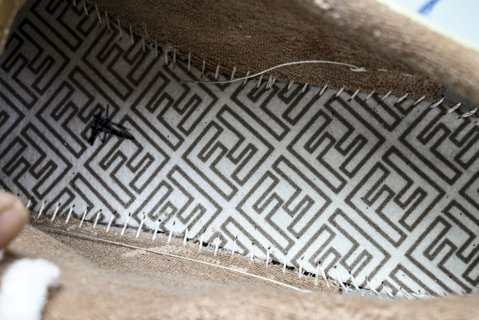 芬迪 EUR:36-46 偏大一码P:500纯原-FENDI 芬迪男女鞋 Flair 图案穿孔经典系带运