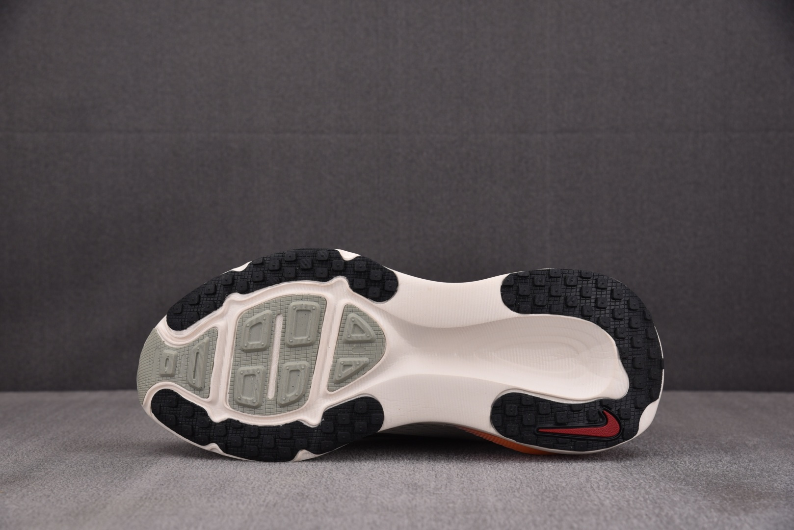 Zoom跑鞋 尺码:36-46纯原版出品-NK Vomero 18 Gore-Tex 米白 IQ1131