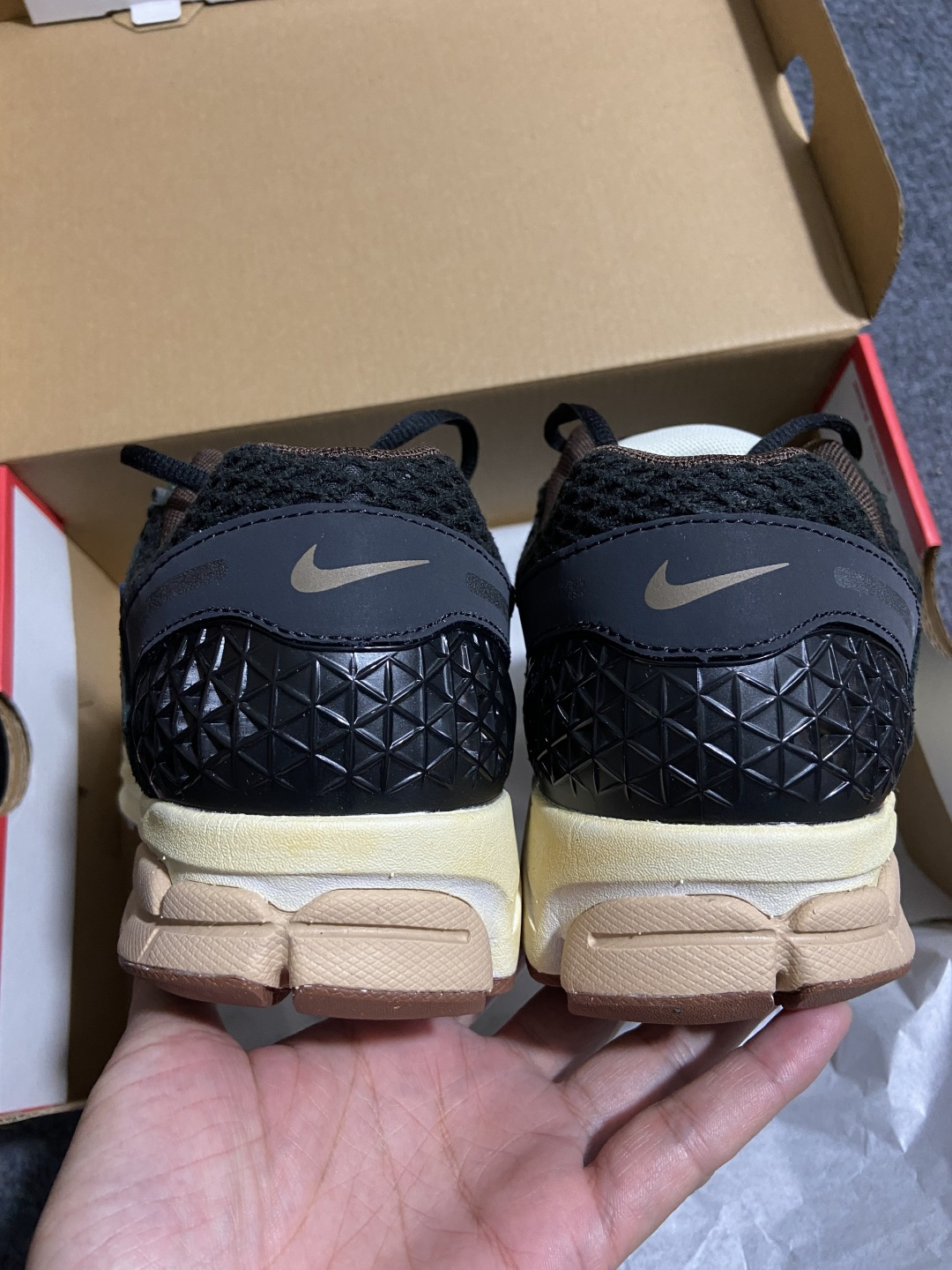 AC Nike Air Zoom Vomero 5 