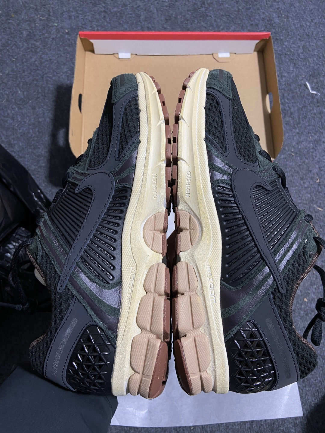 AC Nike Air Zoom Vomero 5 