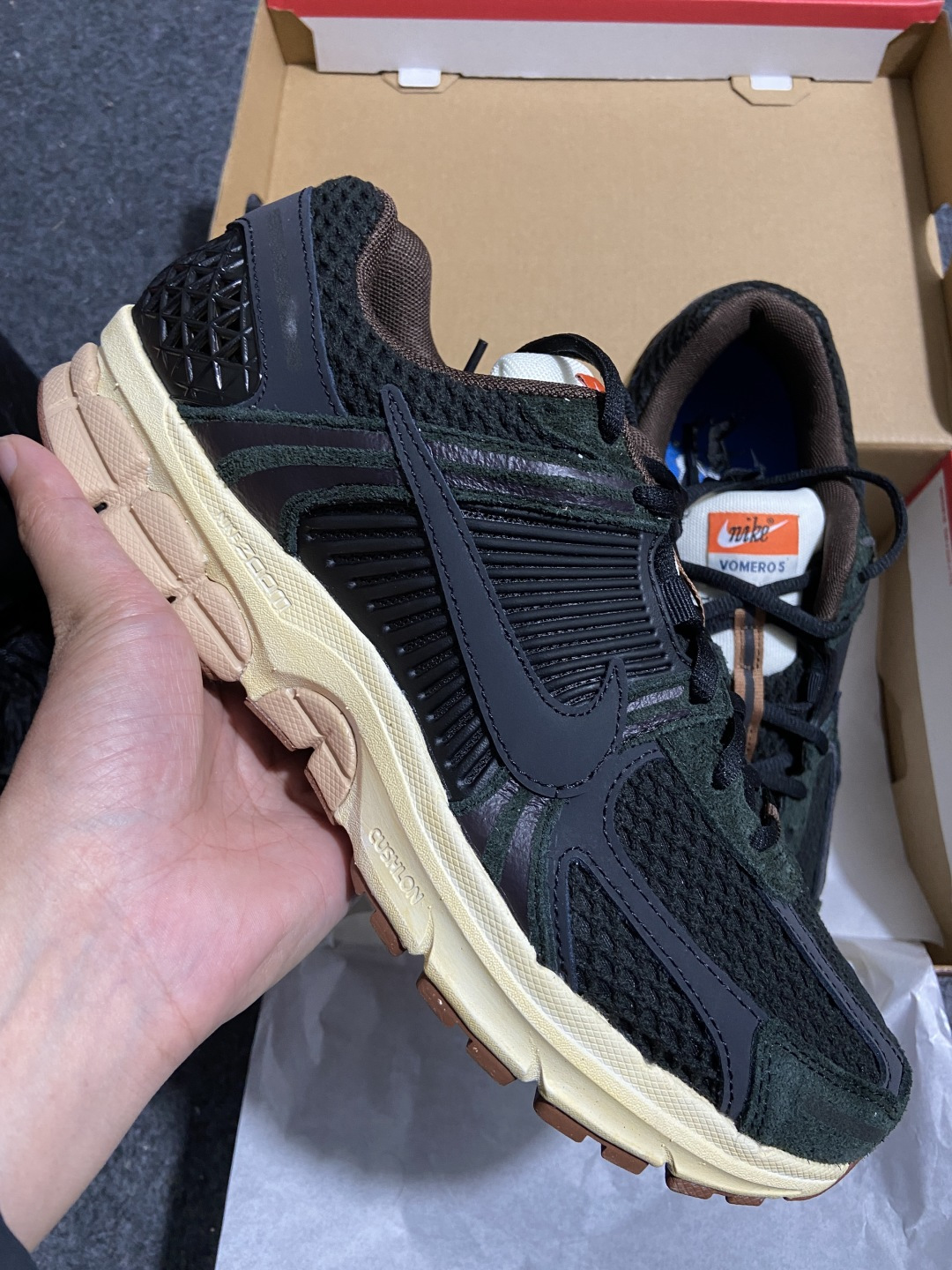 AC Nike Air Zoom Vomero 5 