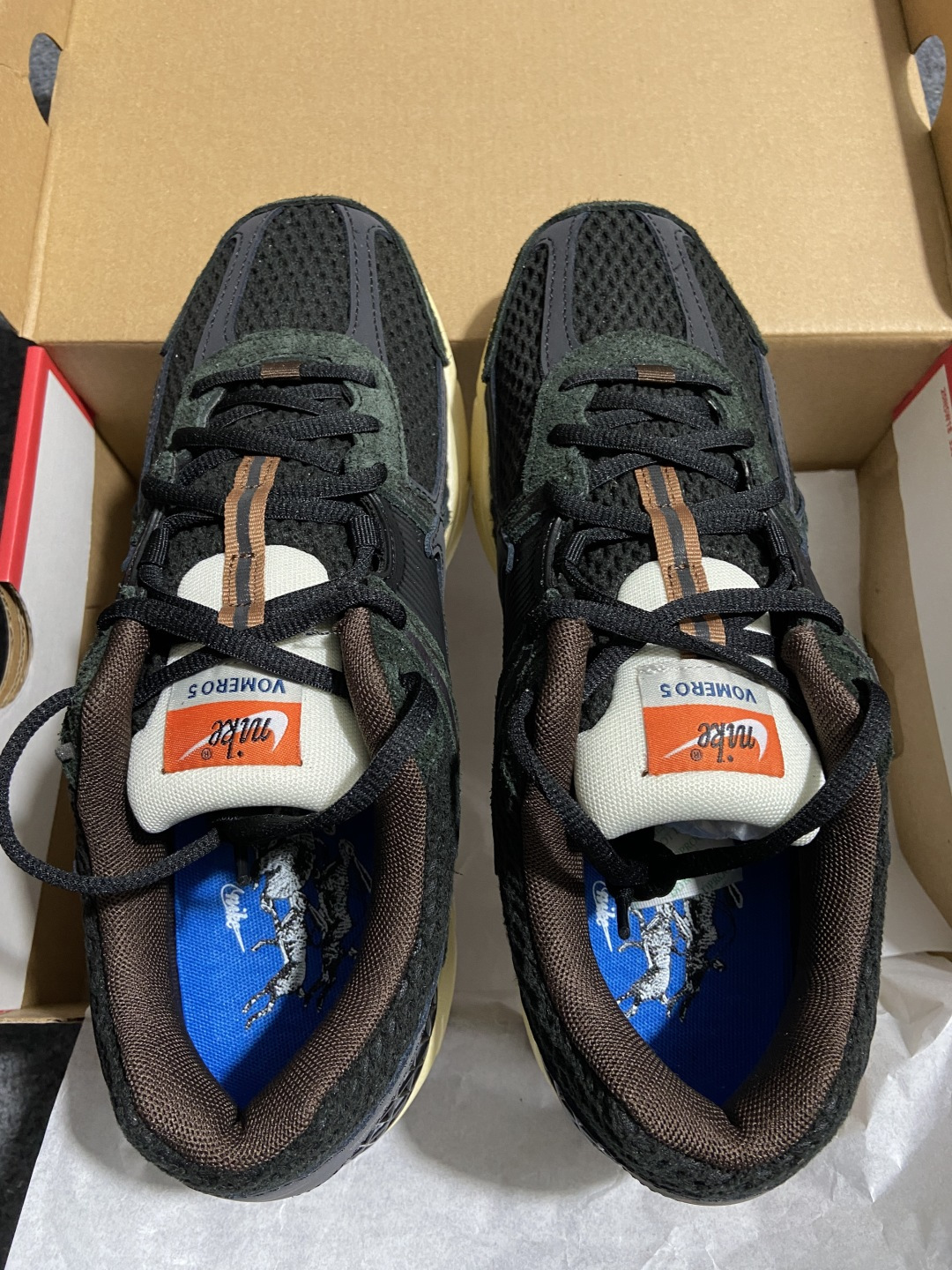 AC Nike Air Zoom Vomero 5 