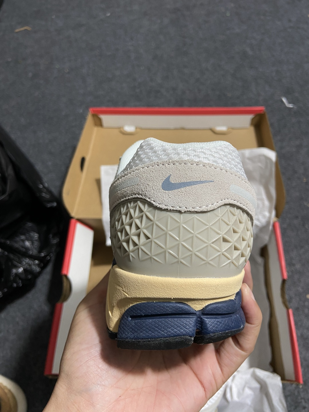 AC版 NK Zoom Vomero 5 复古单品经典复古潮流运动鞋 融蕴繁复设计风范和丰富层次感 缔造