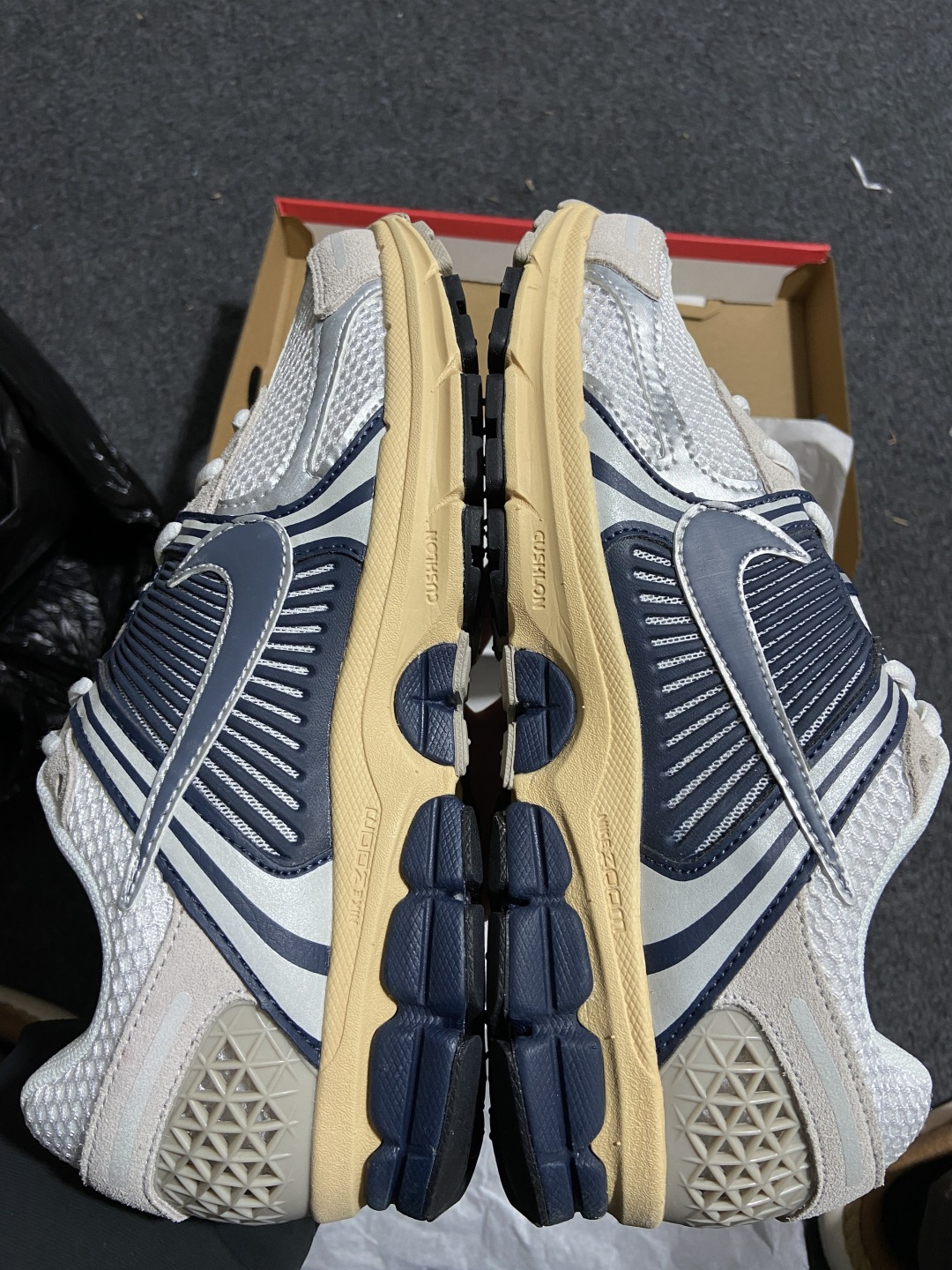 AC版 NK Zoom Vomero 5 复古单品经典复古潮流运动鞋 融蕴繁复设计风范和丰富层次感 缔造