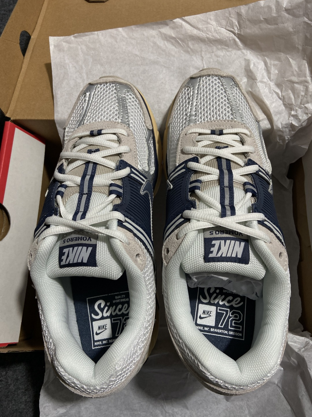 AC版 NK Zoom Vomero 5 复古单品经典复古潮流运动鞋 融蕴繁复设计风范和丰富层次感 缔造