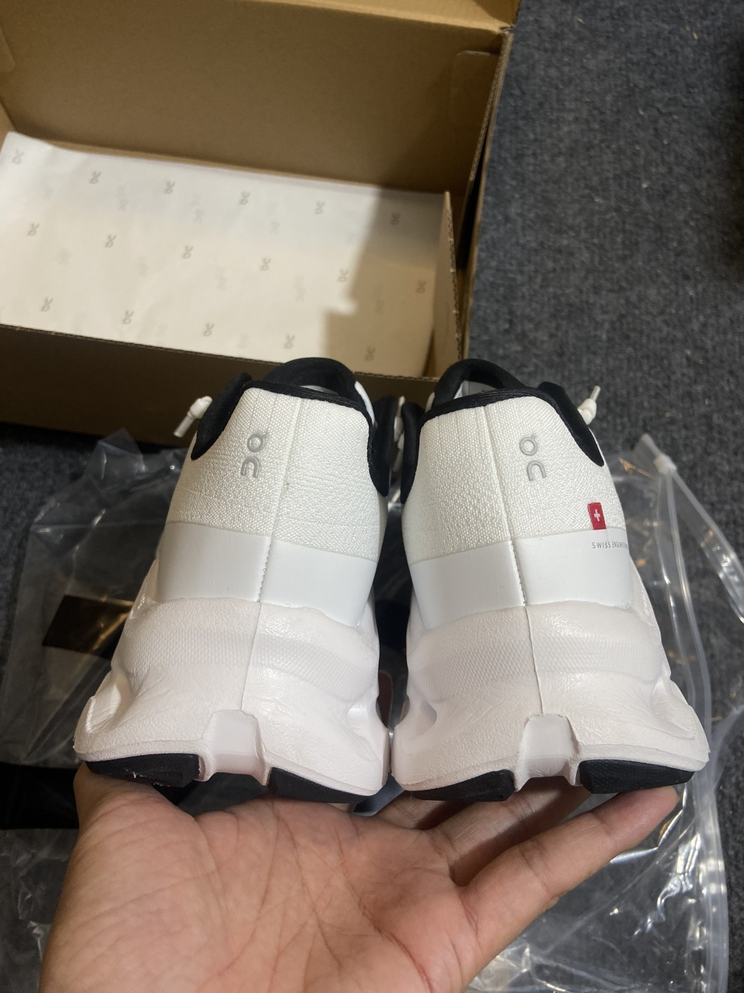 On昂跑 x LOEWE罗意威 Cloudtilt 织物 跑步 户外轻便百搭系带 减震 低帮 运动休闲鞋
