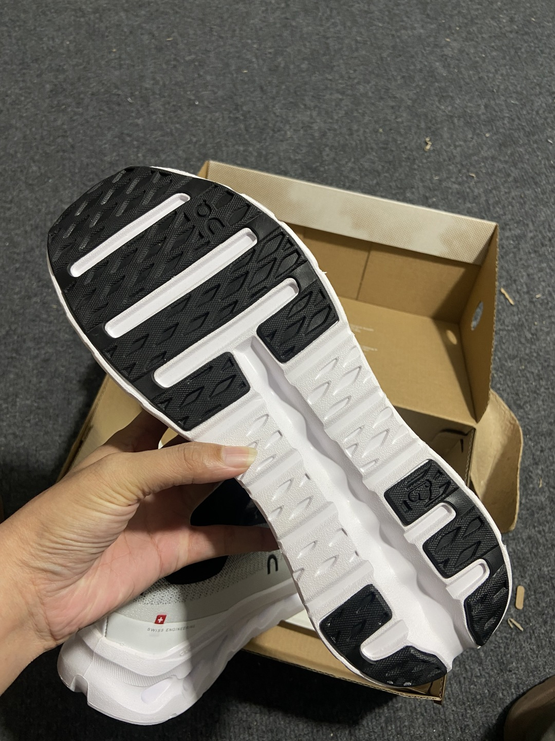 On昂跑Cloudtilt 轻量运动休闲鞋 鞋面采用一体成型布料 有弹性非常透气 鞋底是镂空设计 运用了