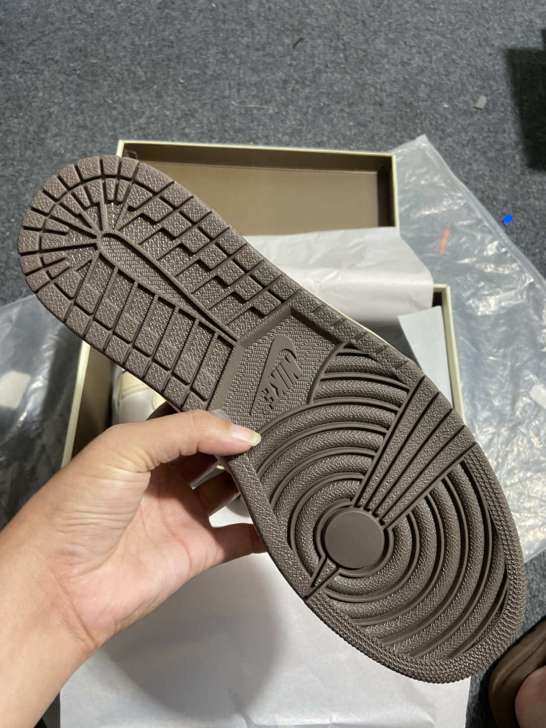 纯原 Travis Scott x Air Jordan 1 Reverse Mocha 联名倒钩摩卡棕白低帮篮球鞋 D