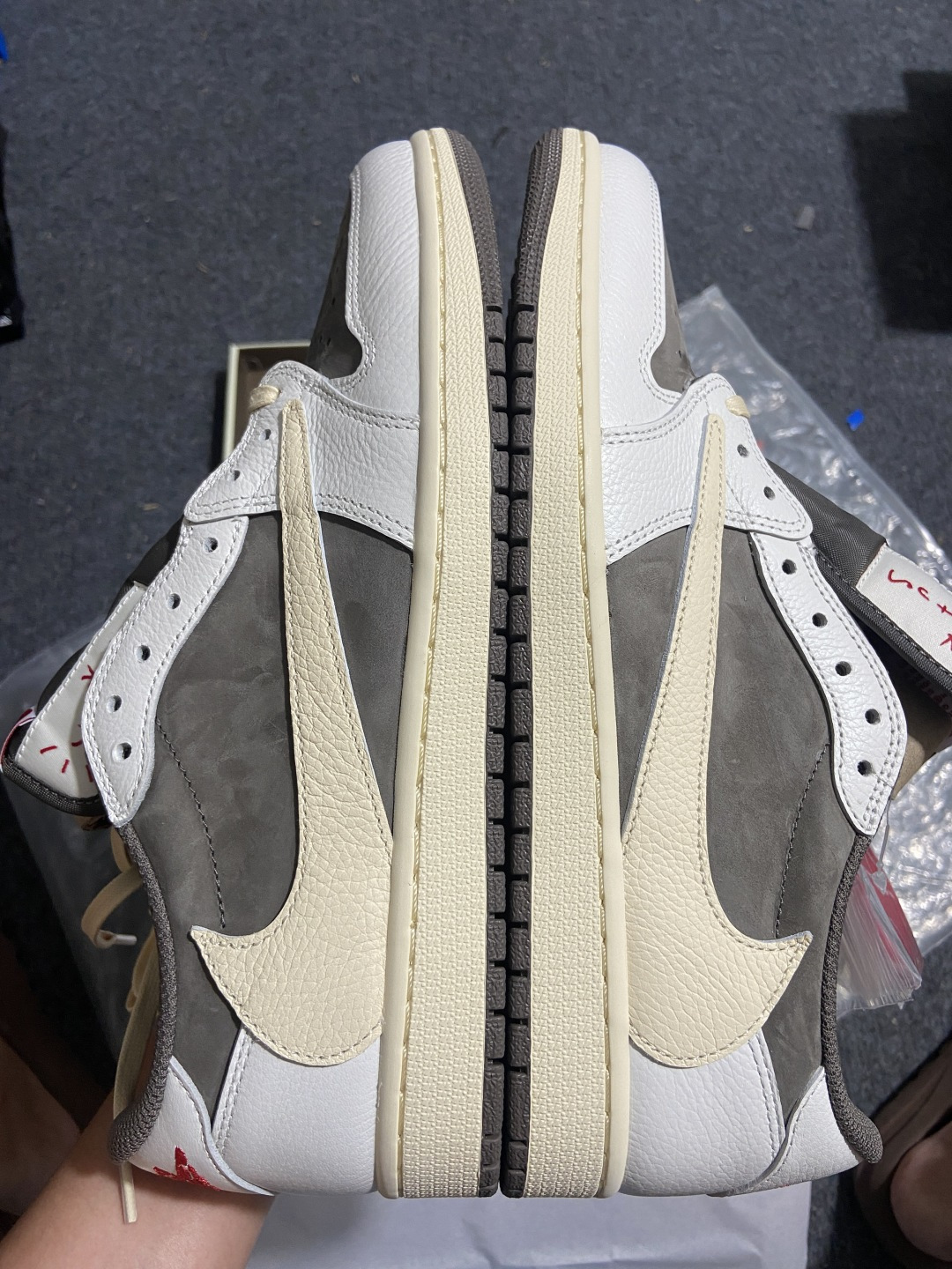 纯原 Travis Scott x Air Jordan 1 Reverse Mocha 联名倒钩摩卡棕白低帮篮球鞋 D