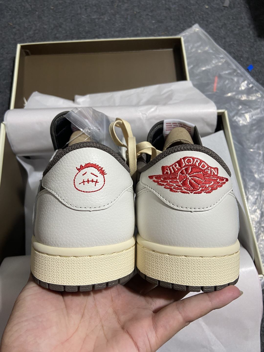 纯原 Travis Scott x Air Jordan 1 Reverse Mocha 联名倒钩摩卡棕白低帮篮球鞋 D