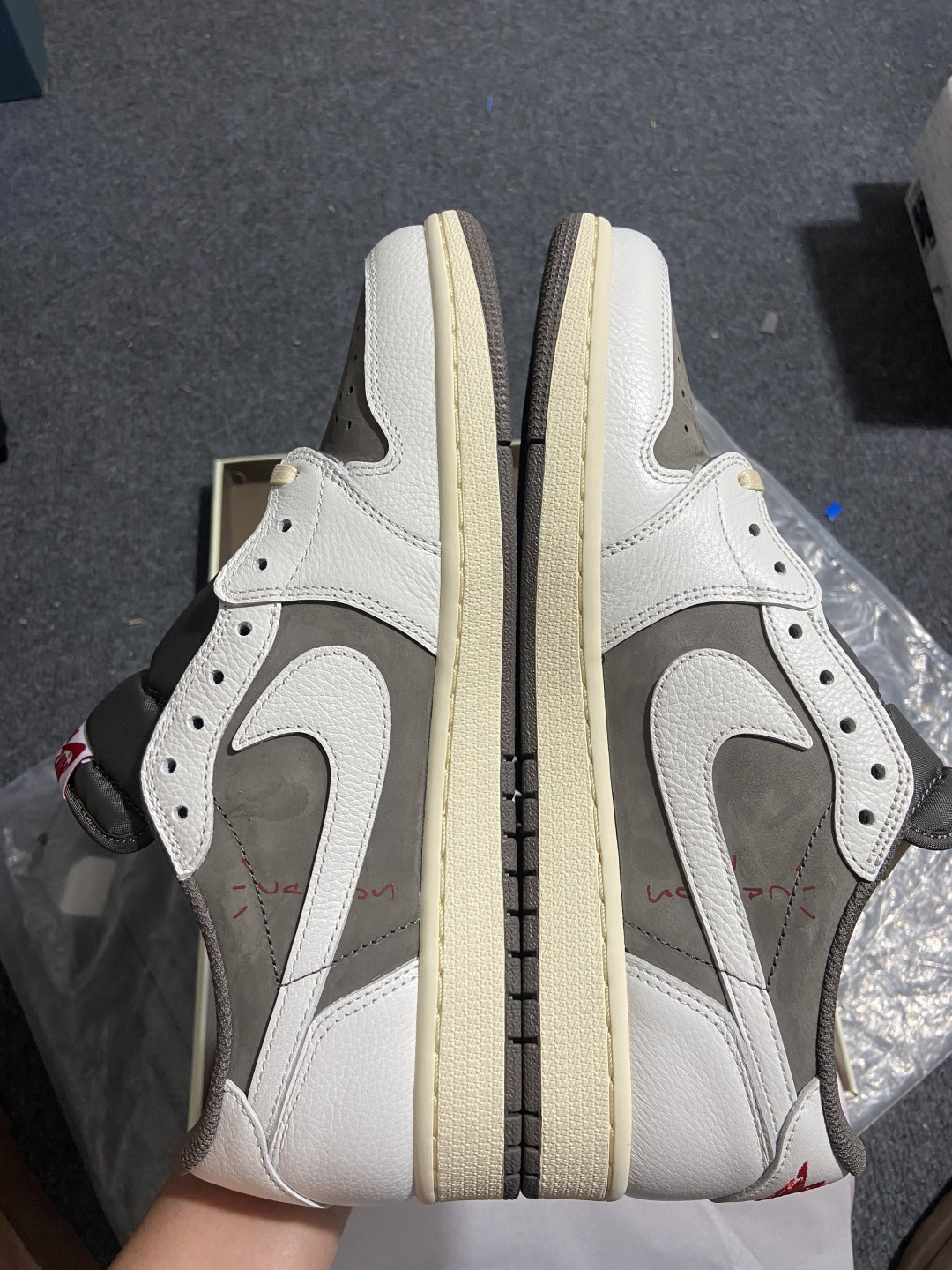 纯原 Travis Scott x Air Jordan 1 Reverse Mocha 联名倒钩摩卡棕白低帮篮球鞋 D