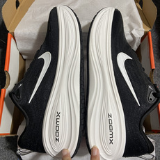 Nike Vomero Plus 低帮 ZOOMX 马拉松跑步鞋 第2色:黑白 缓震表现出色,脚感Q弹! 货号IH325 Nike Vomero Plus 低帮 ZOOMX 马拉松跑步鞋 第2色:黑白 缓震表现出色,脚感Q弹! 货号IH325