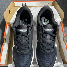 Nike Vomero Plus 低帮 ZOOMX 马拉松跑步鞋 第2色:黑白 缓震表现出色,脚感Q弹! 货号IH325 Nike Vomero Plus 低帮 ZOOMX 马拉松跑步鞋 第2色:黑白 缓震表现出色,脚感Q弹! 货号IH325