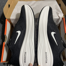 Nike Vomero Plus 低帮 ZOOMX 马拉松跑步鞋 第2色:黑白 缓震表现出色,脚感Q弹! 货号IH325 Nike Vomero Plus 低帮 ZOOMX 马拉松跑步鞋 第2色:黑白 缓震表现出色,脚感Q弹! 货号IH325