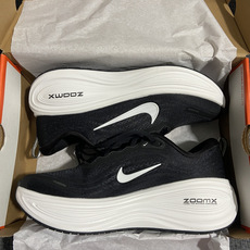 Nike Vomero Plus 低帮 ZOOMX 马拉松跑步鞋 第2色:黑白 缓震表现出色,脚感Q弹! 货号IH325 Nike Vomero Plus 低帮 ZOOMX 马拉松跑步鞋 第2色:黑白 缓震表现出色,脚感Q弹! 货号IH325