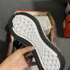 Nike Vomero Plus 低帮 ZOOMX 马拉松跑步鞋 第2色:黑白 缓震表现出色,脚感Q弹! 货号IH325 Nike Vomero Plus 低帮 ZOOMX 马拉松跑步鞋 第2色:黑白 缓震表现出色,脚感Q弹! 货号IH325