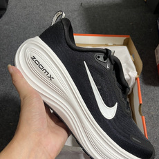 Nike Vomero Plus 低帮 ZOOMX 马拉松跑步鞋 第2色:黑白 缓震表现出色,脚感Q弹! 货号IH325 Nike Vomero Plus 低帮 ZOOMX 马拉松跑步鞋 第2色:黑白 缓震表现出色,脚感Q弹! 货号IH325