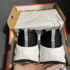 Nike Vomero Plus 低帮 ZOOMX 马拉松跑步鞋 第2色:黑白 缓震表现出色,脚感Q弹! 货号IH325 Nike Vomero Plus 低帮 ZOOMX 马拉松跑步鞋 第2色:黑白 缓震表现出色,脚感Q弹! 货号IH325