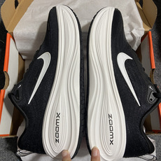 Nike Vomero Plus 低帮 ZOOMX 马拉松跑步鞋 第2色:黑白 缓震表现出色,脚感Q弹! 货号IH325 Nike Vomero Plus 低帮 ZOOMX 马拉松跑步鞋 第2色:黑白 缓震表现出色,脚感Q弹! 货号IH325