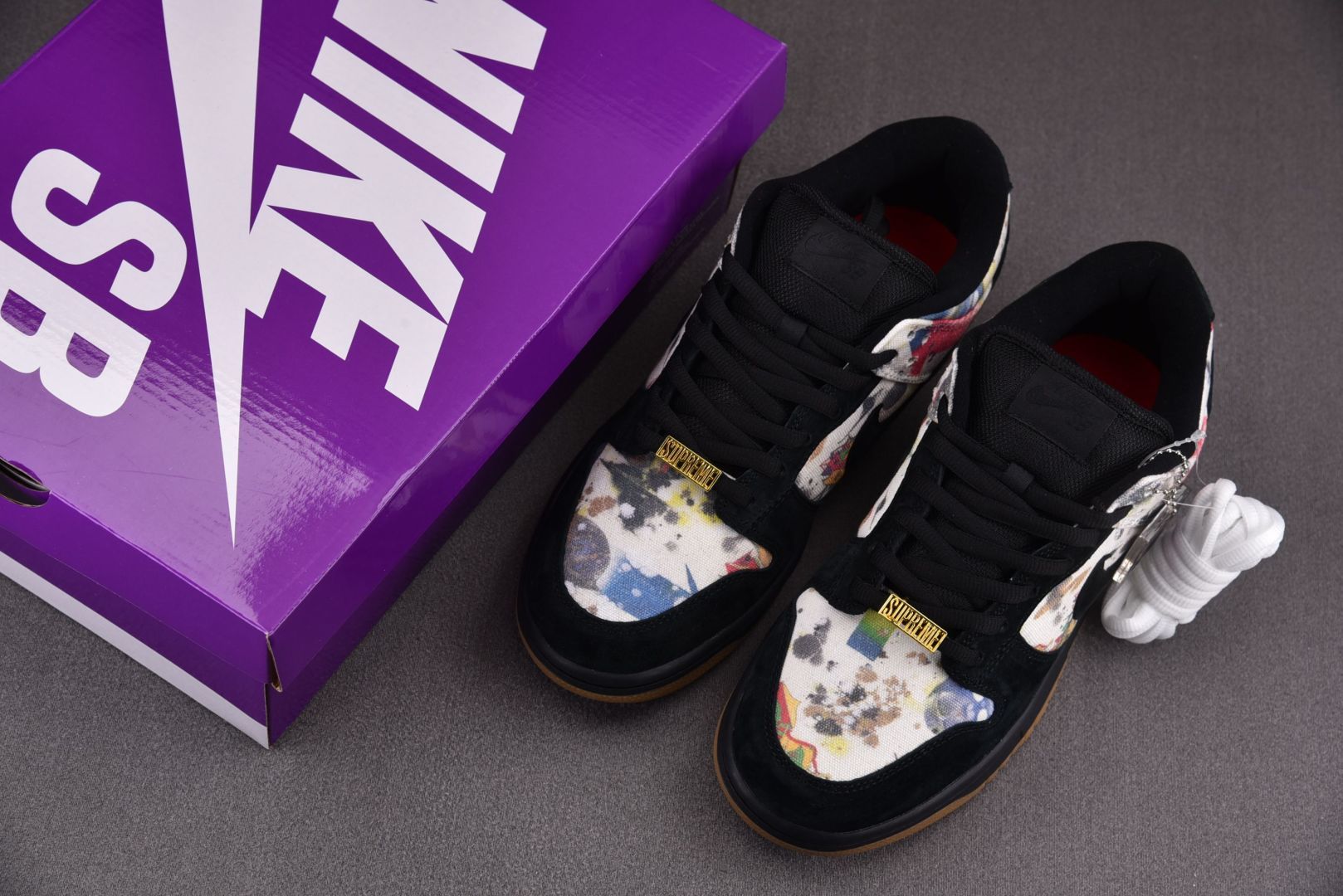 ¥:420 Supreme x NK SB Dunk Low“Rammellzee”Sup联名 黑彩 FD8778-00