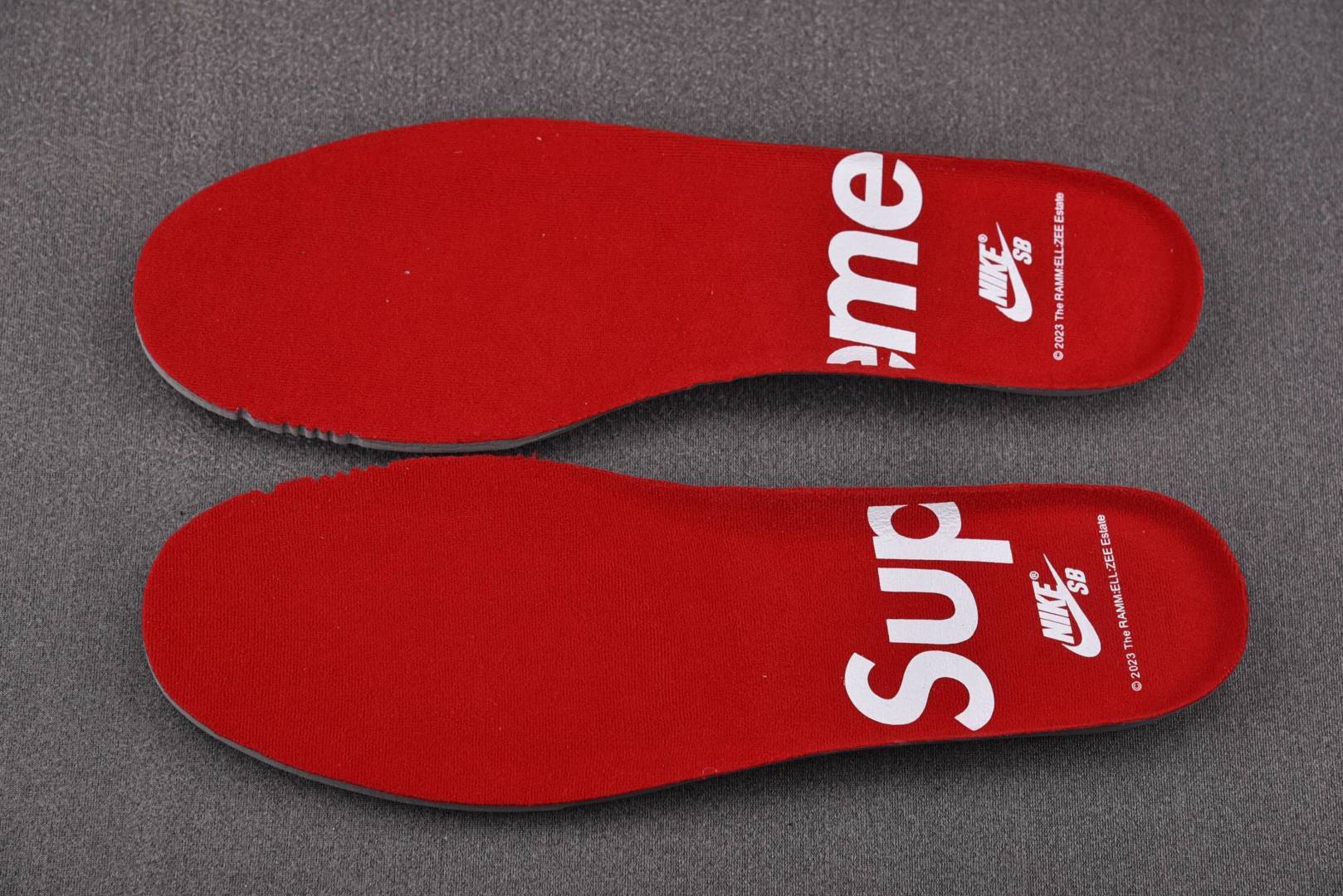 ¥:420 Supreme x NK SB Dunk Low“Rammellzee”Sup联名 黑彩 FD8778-00