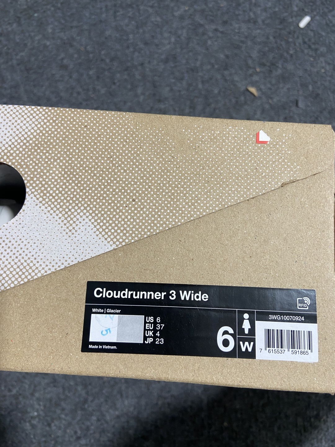 ON 昂跑 Cloud runner 3 系列 网面休闲跑步鞋 3MG 鞋面采用一体成型布料  有弹性非常透气 鞋底是镂