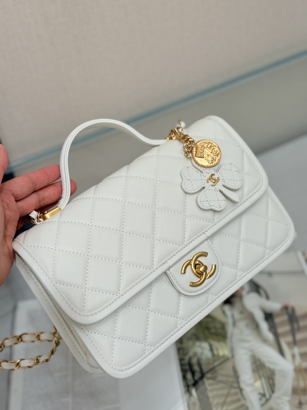 Chanel 25B Four-Leaf Clover White Leather Vintage Flap Bag, 25 x 21.5 x 7 cm 3 cmp i1758090931798 5283 0 1