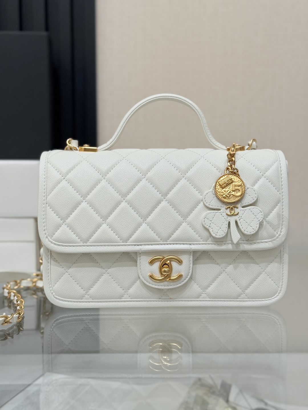 Chanel 25B Four-Leaf Clover White Leather Vintage Flap Bag, 25 x 21.5 x 7 cm 2 cmp i1758090931798 6617 0 0