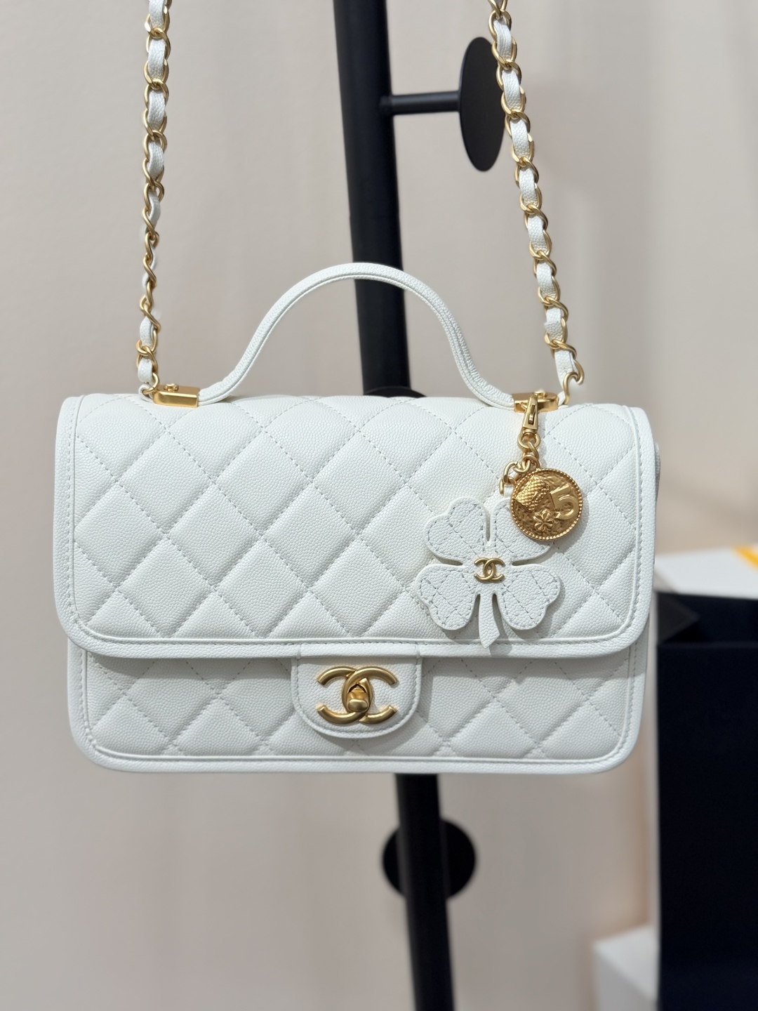 Chanel 25B Four-Leaf Clover White Leather Vintage Flap Bag, 25 x 21.5 x 7 cm 5 cmp i1758090931803 9173 0 3