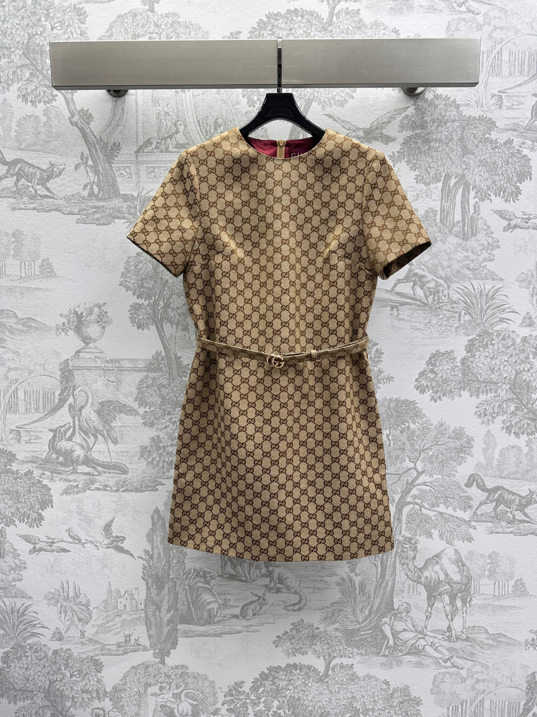 NO:296004,Gucc*2025 new product is available for custom-made jacquard short-sleeved dresses YB imported jacquard material with high-quality texture and fashionable outfits. Prepare clothing is decorated with double G letters jacquard full prints to highlight the brand tone. Slim belt tightening treatment highlights the waistline and adds a sense of styling. Facial accessories development. Straight-tube dress tailoring. Slim-fit temperament. Fashionable and fashionable. Daily commuting, dating and casual. High-end version, gucci, skirts, T-shirt, alexander wang19860909Gucc*2025新品上架提花短袖连衣裙定制YB进口提花材质 质感高级 穿搭洋气 成衣饰以双G字母提花满印点缀装饰 彰显品牌调性 细腰带收紧处理 凸显腰身线条 增添造型层次感 面辅料开发 直筒连衣裙剪裁 穿搭修身气质 时髦洋气 日常通勤约会休闲都  高版本,,gucci,skirts,T-shirt,alexander wang,Women's clothing