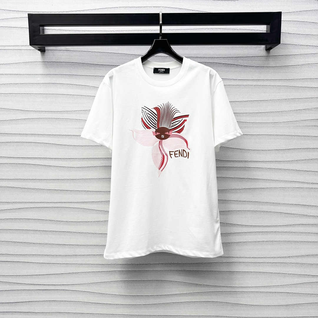 NO:295998,Fend*2025 new product is available on the shelves of round neck printed letters, customized YB imported twill cotton, breathable and comfortable, the chest is decorated with multi-colored lines to outline the blooming petal print pattern, full of natural vitality, the double F letter logo pattern echoes the brand tone, the color collision is full of eye-catching, creating a fashionable and age-reducing style, the surface auxiliary material development, loose short-sleeved T-shirt tailoring, the inner wear is brilliant and fashionable, 25 early spring limited, high-end version, fendi, T-shirt,tees, t-shirt,alexander wang19860909Fend*2025新品上架圆领印花字母定制YB进口斜纹全棉材质 透气舒适 胸前饰以多色线条勾勒出盛开花瓣印花图案 满满自然生命力 双F字母徽标图案呼应 彰显品牌调性 色彩碰撞亮眼十足 打造时髦减龄风格 面辅料开发 宽松短袖T恤剪裁 单穿内搭都出彩时髦 25早春限定  高版本,,fendi,T-shirt,tees，t-shirt,alexander wang,Women's clothing