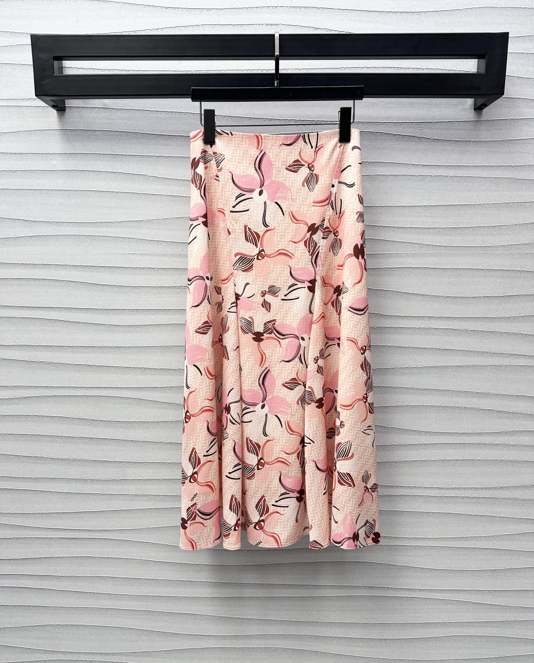 NO:296000,Fend*2025 new product is available for printing letter skirts with customized YB imported twill material, hangs and comfortable, decorated with multi-color lines to outline the blooming petal print pattern, full of natural vitality, the double F letter logo pattern echoes the brand tone, the color collision is full of eye-catching, creating a fashionable and age-reducing style, surface auxiliary materials development, high-waisted umbrella-shaped skirt tailoring, daily commuting and date outfits are brilliant and fashionable, 25 early spring limited, high version, fendi, skirts, alexander wang19860909Fend*2025新品上架印花字母半裙定制YB进口斜纹绸材质 垂顺舒适 饰以多色线条勾勒出盛开花瓣印花图案 满满自然生命力 双F字母徽标图案呼应 彰显品牌调性 色彩碰撞亮眼十足 打造时髦减龄风格 面辅料开发 高腰伞状半身裙剪裁 日常通勤约会穿搭出彩时髦 25早春限定  高版本,,fendi,skirts,alexander wang,Women's clothing